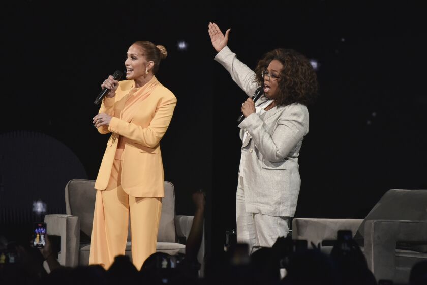 Jennifer López, a la izq., y Oprah Winfrey durante la gira “2020 Vision" en el Forum de Inglewood.