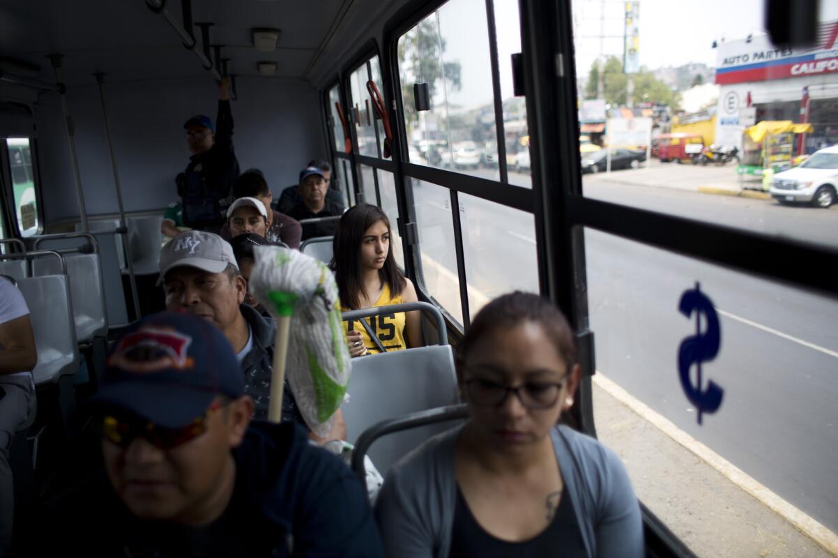 En esta fotografía del 15 de mayo de 2019, se muestran unos pasajeron a bordo de un camión del transporte público en la Ciudad de México.