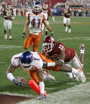 Jerard Rabb dives for a tying touchdown ahead of Lendy Holmes after a hook-and-ladder play by Boise State.