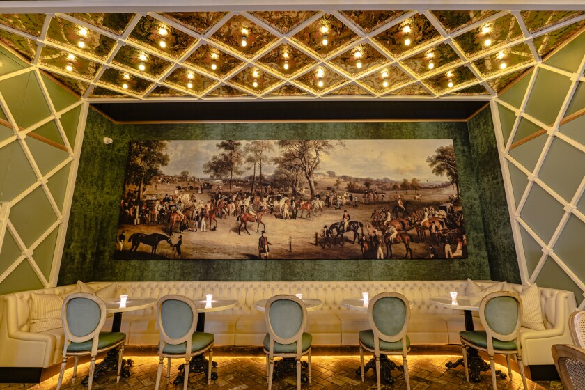 Une banquette et des tables à l'intérieur du Wolfie's Carousel Bar dans le nord de la Petite Italie.