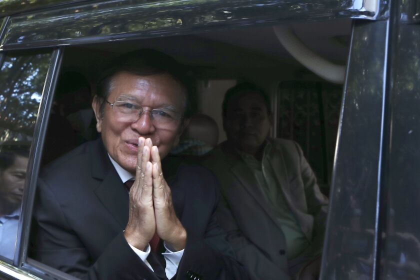 El expresidente del Partido de Rescate Nacional de Camboya, Kem Sokha, saluda desde su auto afuera de su casa en Nom Pen,, Camboya, el viernes 3 de marzo de 2023. (AP Foto/Heng Sinith)