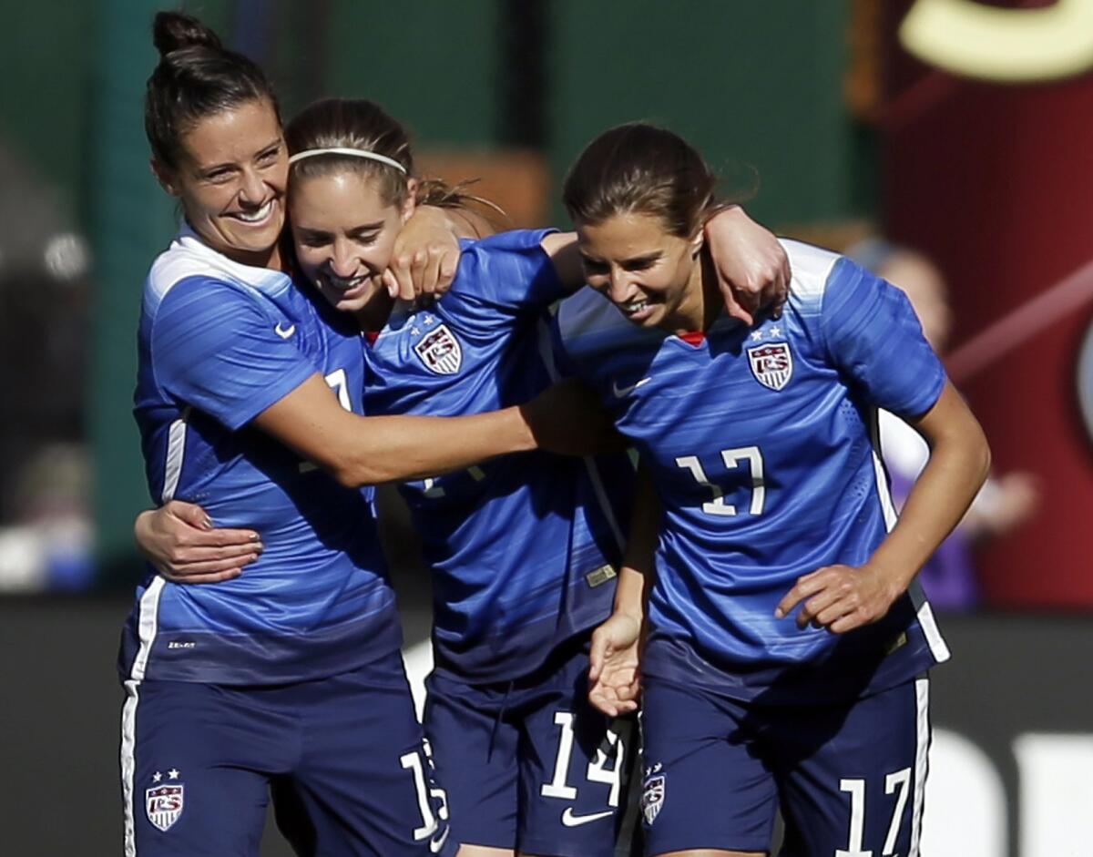 Morgan Brian, Ali Krieger y Tobin Heath festejan durante un partido de preparación.