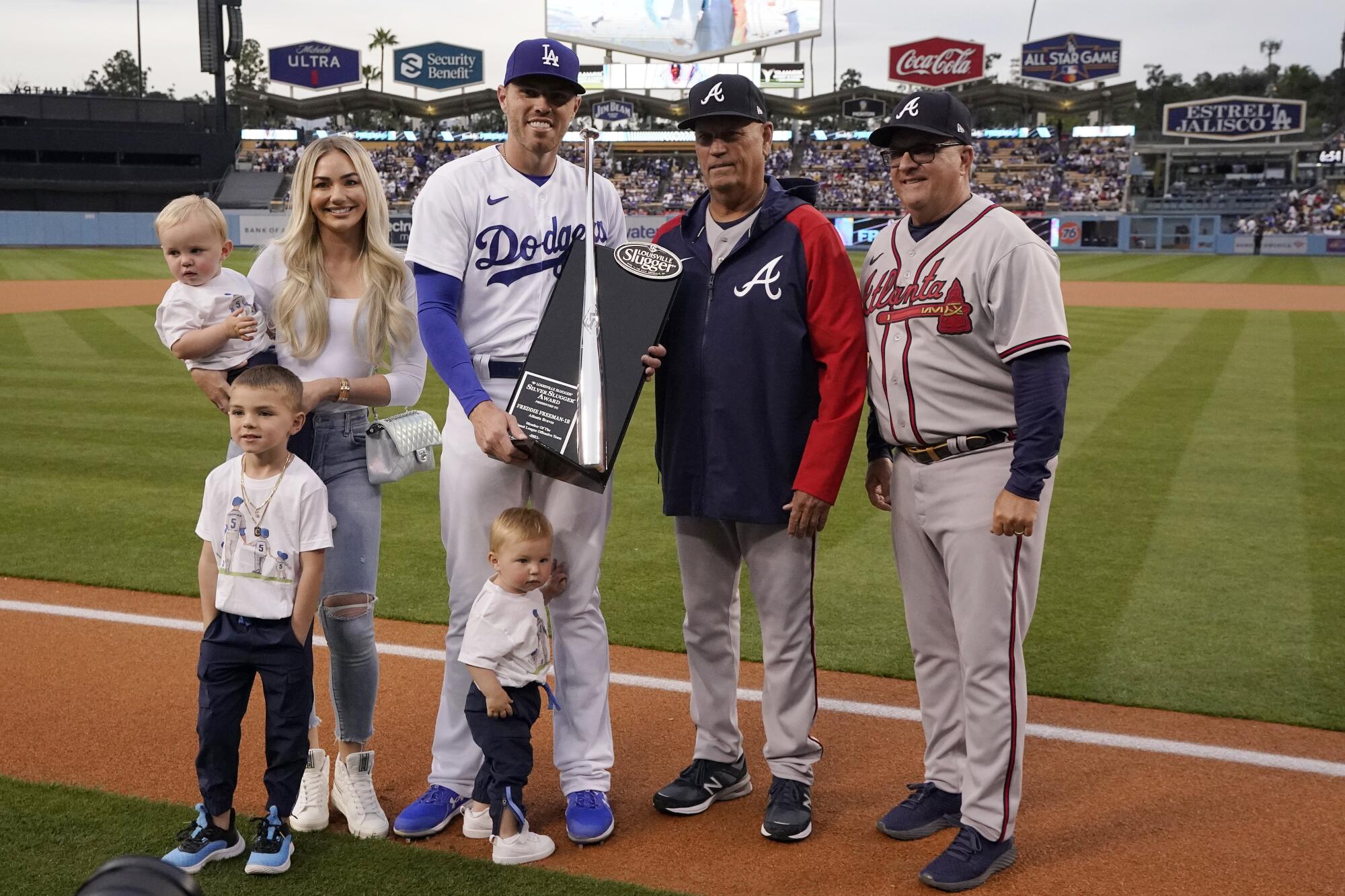 Freddie Freeman poses with his family and Atlanta Braves manager Brian Snitker.