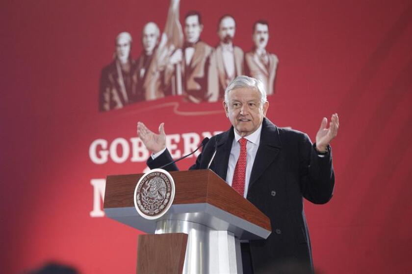 El presidente de México, Andrés Manuel López Obrador, habla hoy, jueves 03 de enero de 2019, durante una conferencia de prensa en Palacio Nacional, Ciudad de México (México). EFE