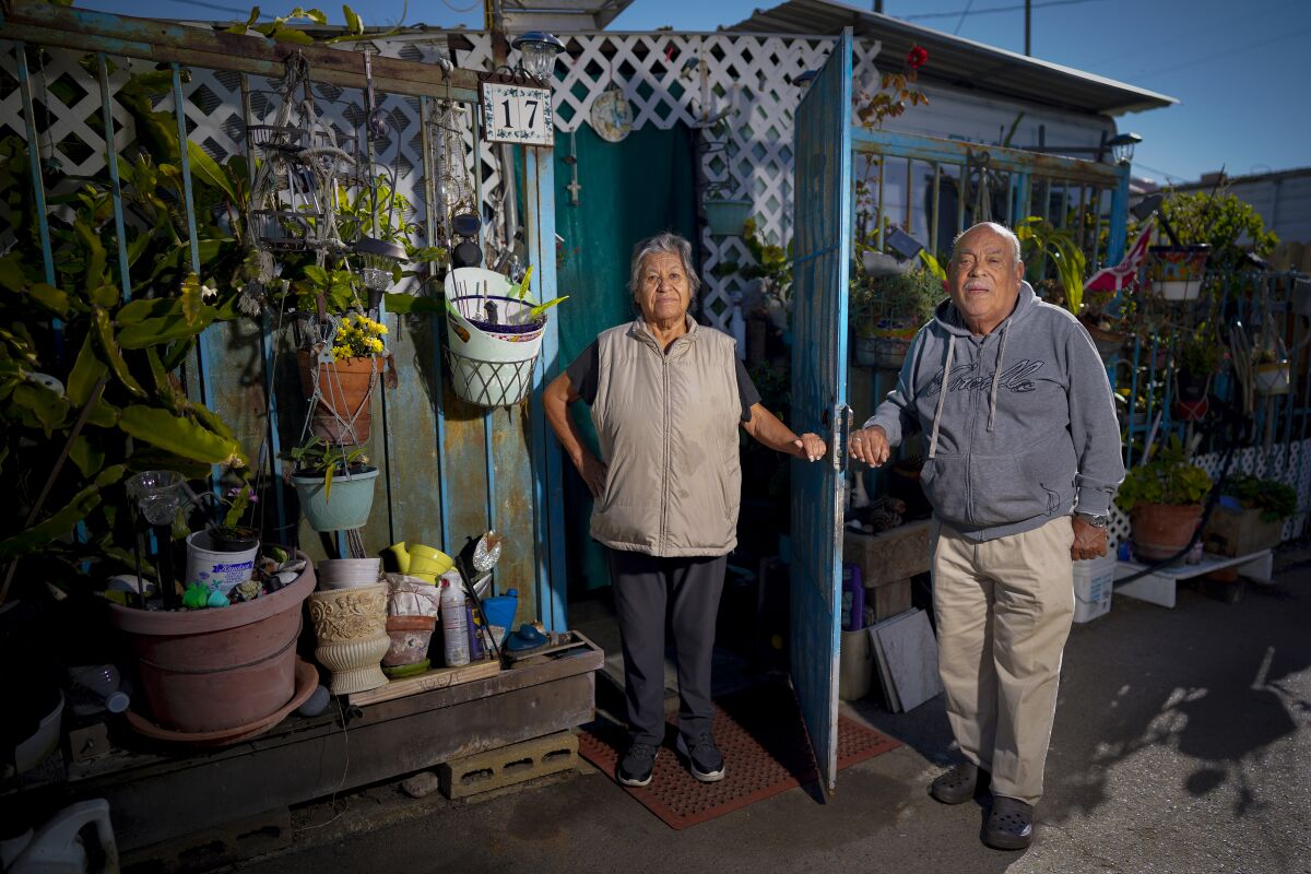 National City, CA - 15 de noviembre: Tony Sánchez, de 76 años, y su esposa de 55 años, María Sánchez, de 75.