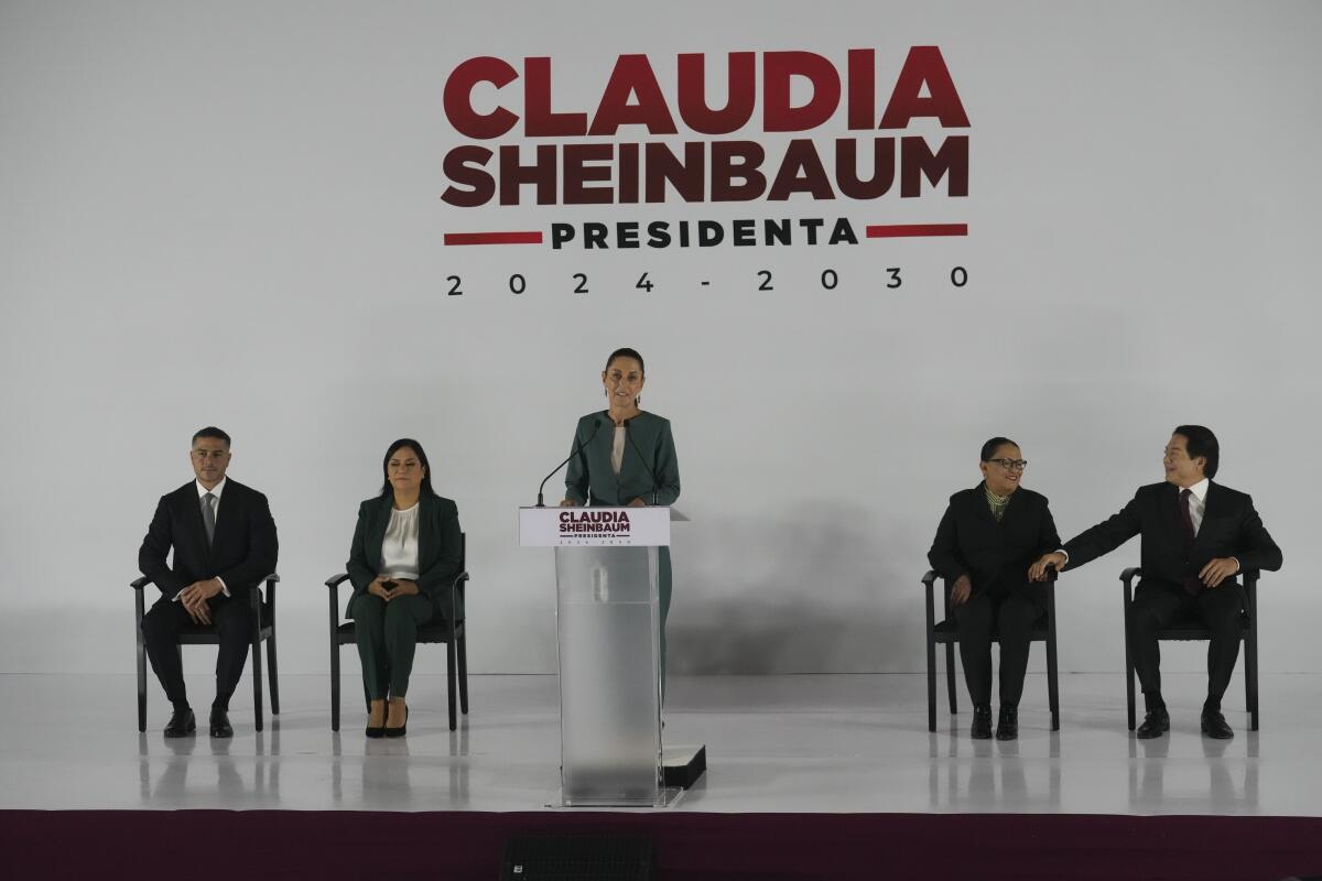 La futura presidenta mexicana, Claudia Sheinbaum, se dirige a la prensa junto a algunos miembros