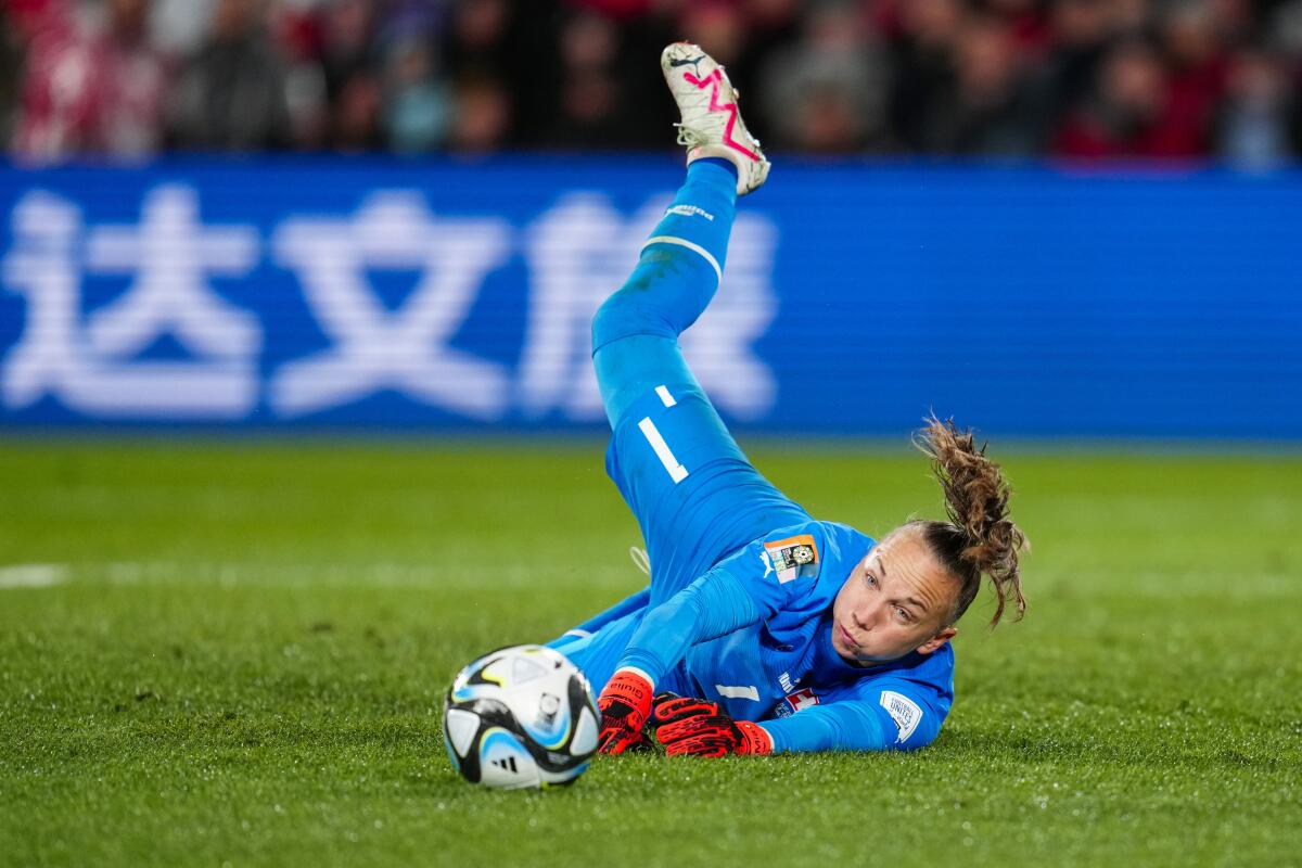 La portera de Suiza, Gaelle Thalmann, ataja un balón durante un partido del Grupo A del Mundial femenino 