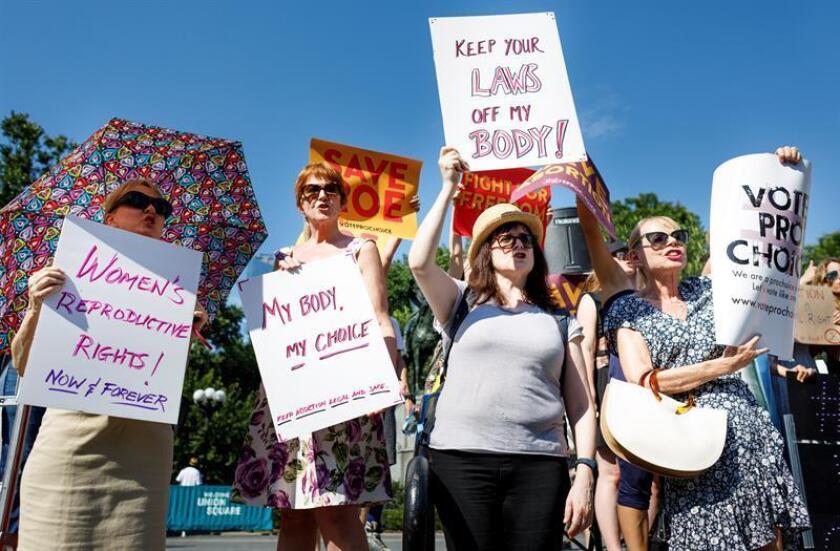 Personas participan en una manifestación en apoyo a los derechos reproductivos de las mujeres. EFE/Archivo