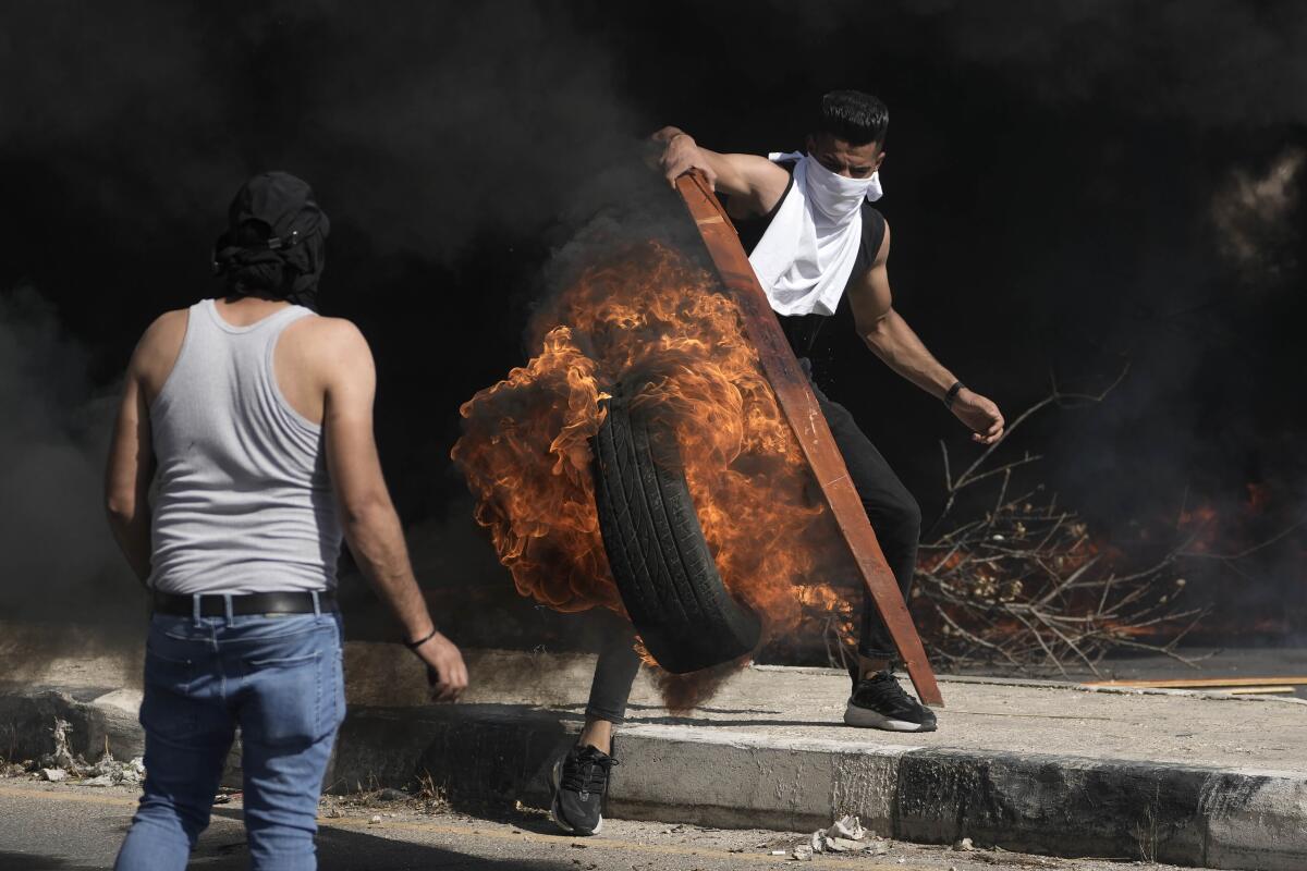 Manifestantes palestinos enfrentan a las fuerzas israelíes durante una marcha