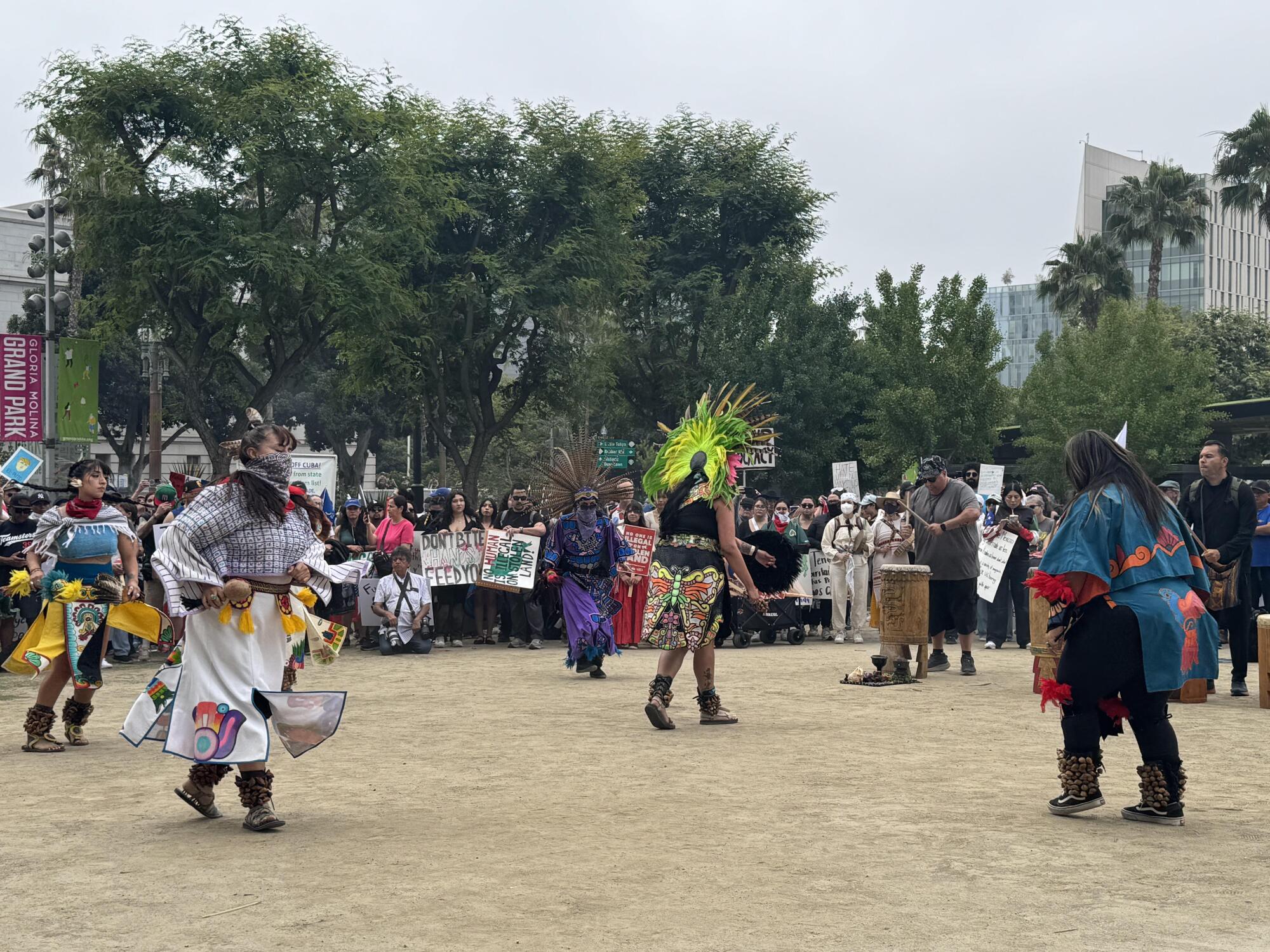 Un grupo de danzantes amenizaron la antesala de la marcha realizada el 14 de junio en el centro de Los Ángeles.
