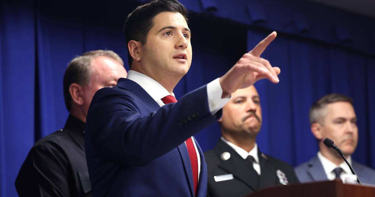Top federal prosecutor in L.A. faces challenge over ‘acting’ status Top federal prosecutor in L.A. faces challenge over ‘acting’ status