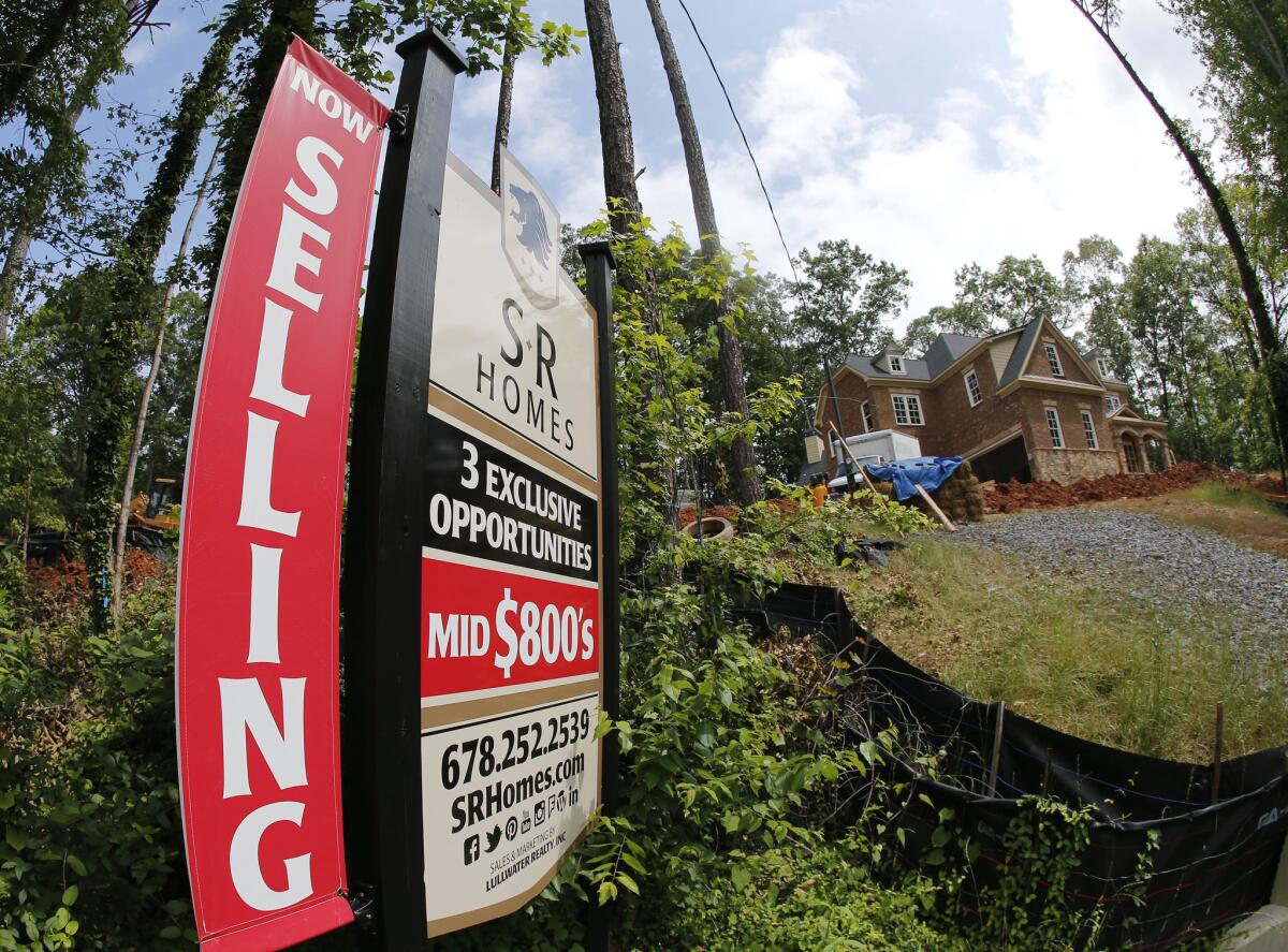 Letrero de una casa en venta que todavía están instruyendo en Roswell, Georgia, el 4 de junio de 2015.