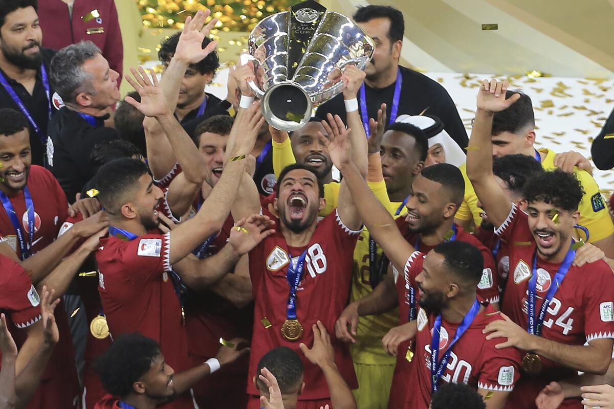 La selección de Qatar celebra la conquista de la Copa Asiática tras vencer a Jordania en la final,