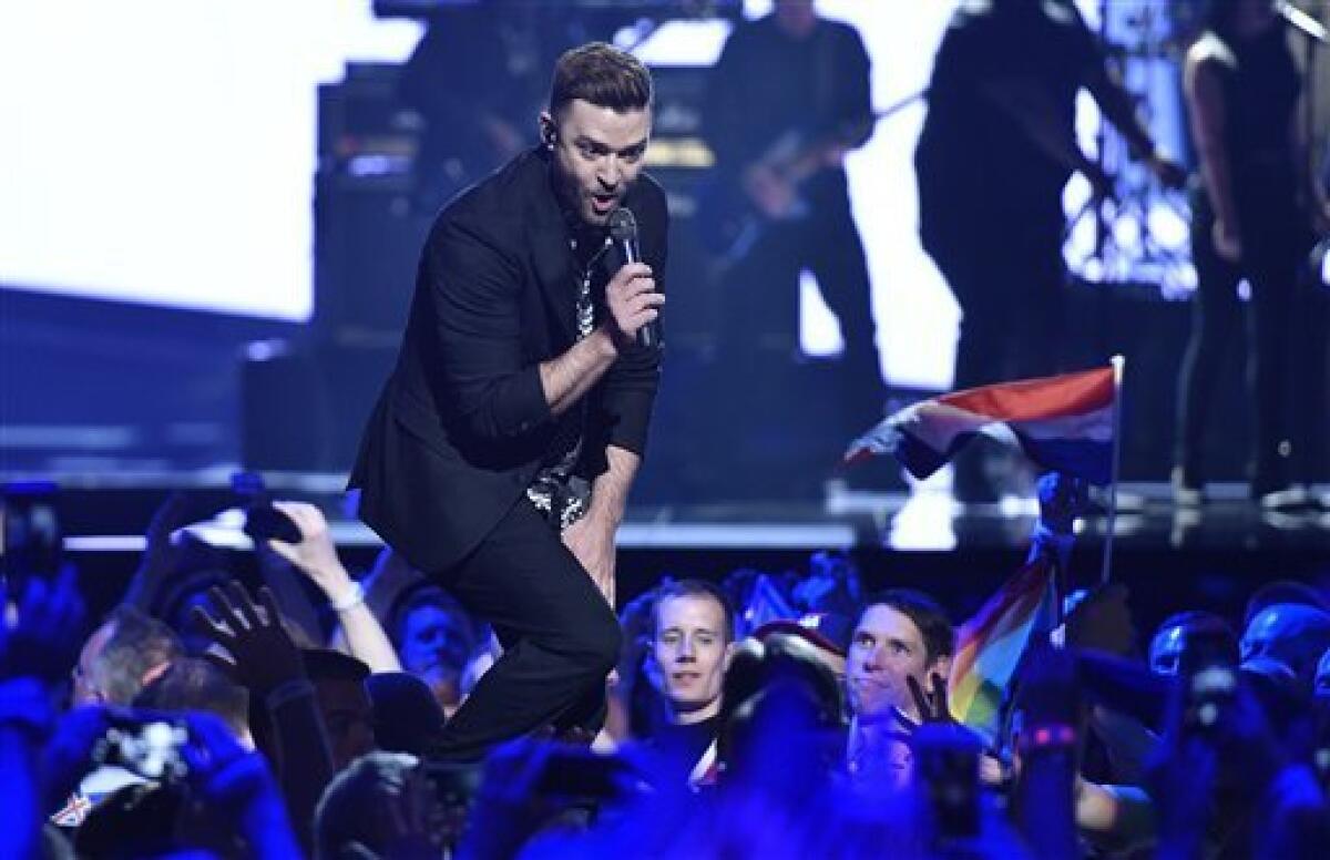 En esta foto del 14 de mayo del 2016, Justin Timberlake canta en la final del Festival de la Canción de Eurovisión en Estocolmo, Suecia. Si los pronósticos de Spotify son correctos, "Can't Stop the Feeling" de Timberlake será una canción que no podremos dejar de cantar este verano. El servicio de streaming musical reveló el jueves 2 de junio del 2016 su selección de las 10 canciones que probablemente sean los grandes éxitos de la temporada. (AP Foto/Martin Meissner, Archivo)