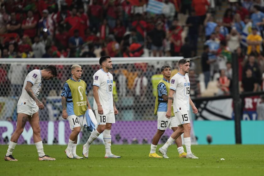 Los jugadores de Uruguay abandonan la cancha luego del final del partido que perdieron contra Portugal 2-0 por el Grupo H de la Copa Mundial, en el Estadio Lusail, Qatar, el lunes 28 de noviembre de 2022. (Foto AP/Martin Meissner )