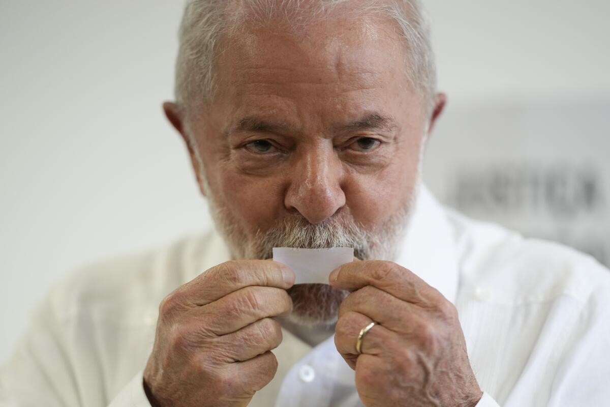 El expresidente brasileño Luiz Inácio Lula da Silva besa su voto en Sao Paulo, Brasil, 