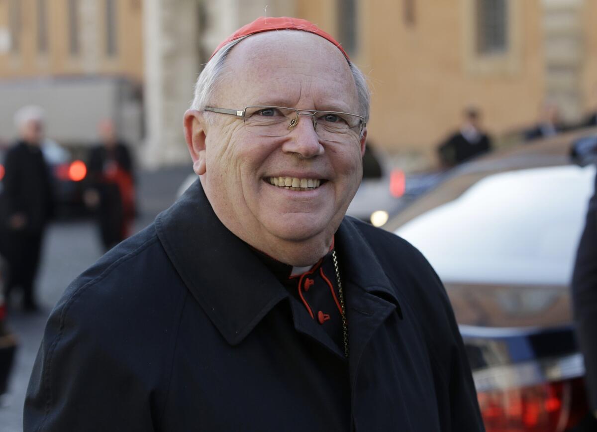 El cardenal Jean-Pierre Ricard, de Francia, llega a una reunión en el Vaticano el lunes 4 de marzo de 2013. 