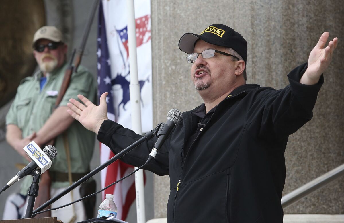 Stewart Rhodes, fundador de los Oath Keepers, en un evento en Hartford, Connecticut el 20 de abril del 2013. (Jared Ramsdell/Journal Inquirer via AP)