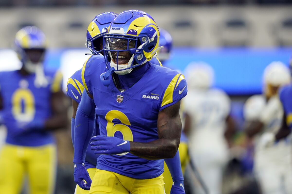 Rams'ın korner oyuncusu Tre Tomlinson sahada gülümsüyor.