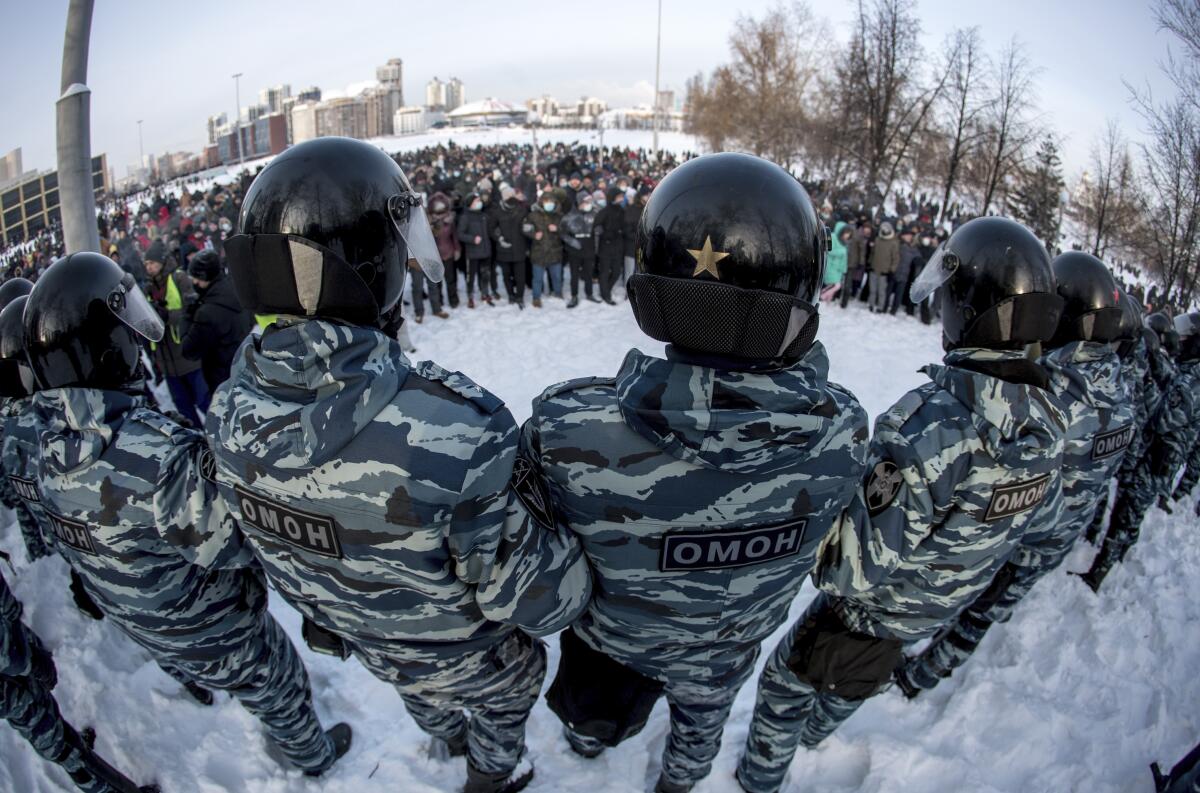 ARCHIVO - La policía bloquea una protesta contra el encarcelamiento del líder opositor Alexei Navalny