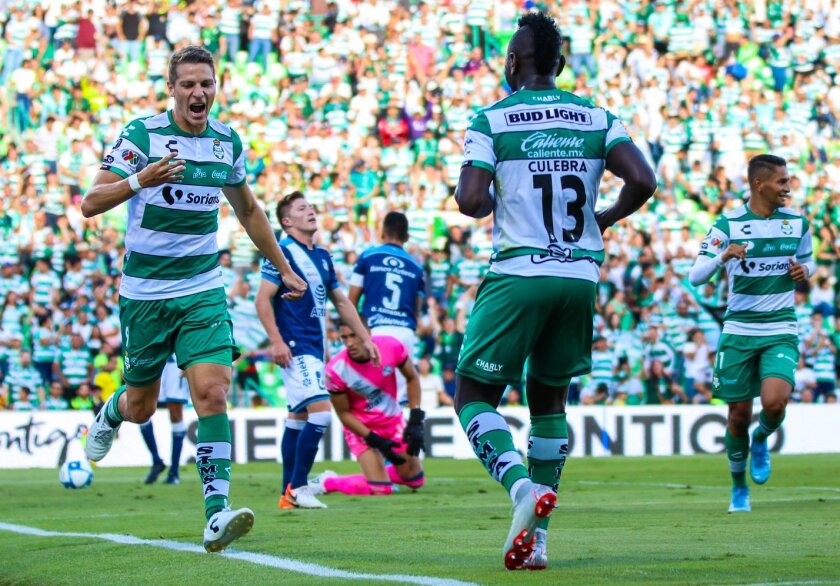 Julio César Furch (i) celebra su segundo gol en el triunfo del Santos (4-1) sobre Puebla.