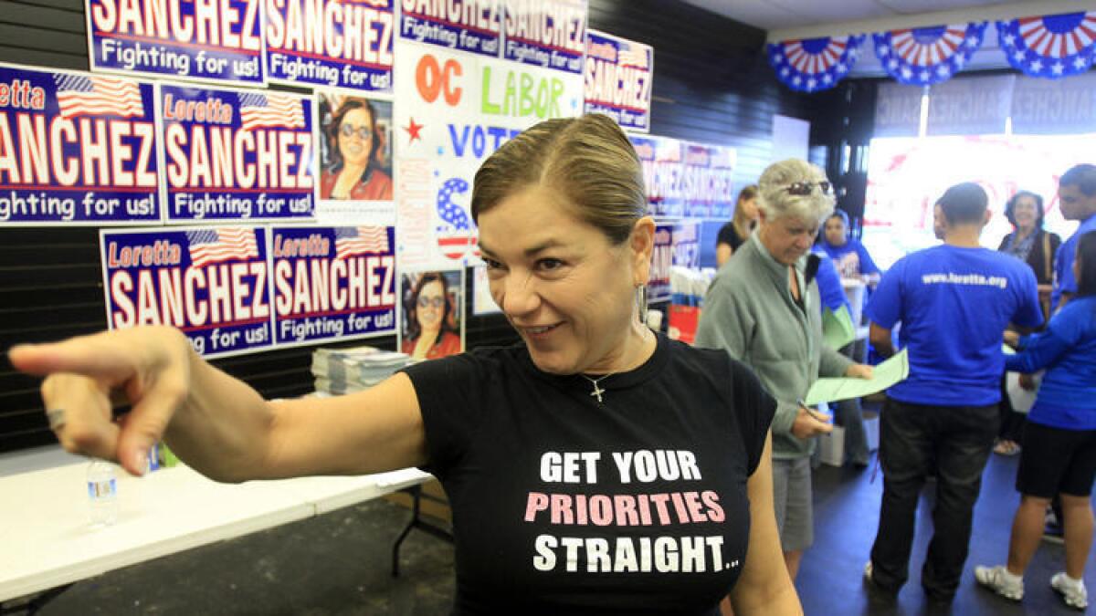 La congresista Loretta Sánchez (D-Garden Grove), en Anaheim hablando con los voluntarios durante su campaña de reelección del 2010.