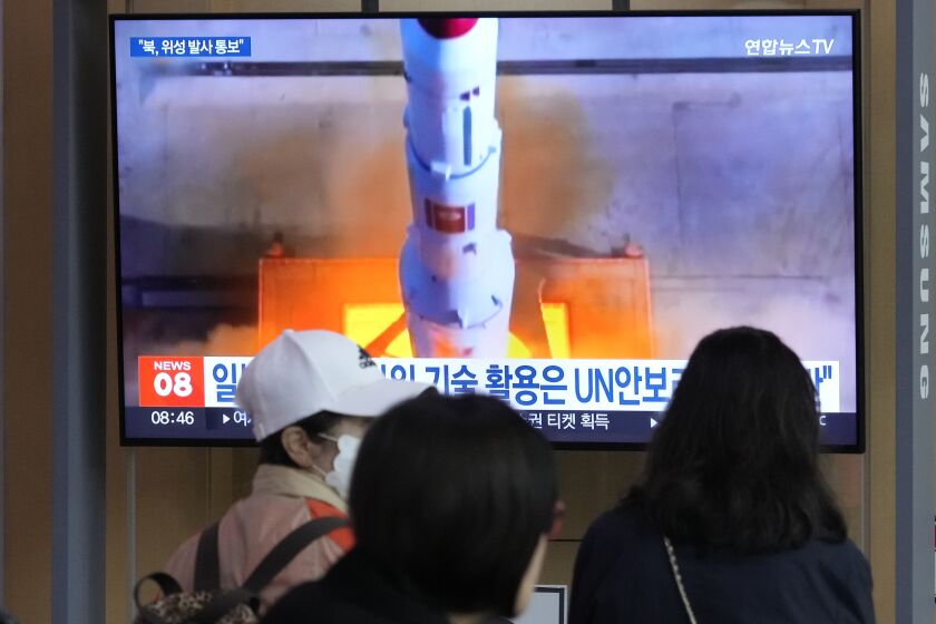 Una pantalla muestra una imagen de archivo de un lanzamiento de cohete lanzado por Corea del Norte transmitida durante un noticiero, en Seúl, Corea del Sur, el lunes 29 de mayo de 2023. (AP Foto/Ahn Young-joon)