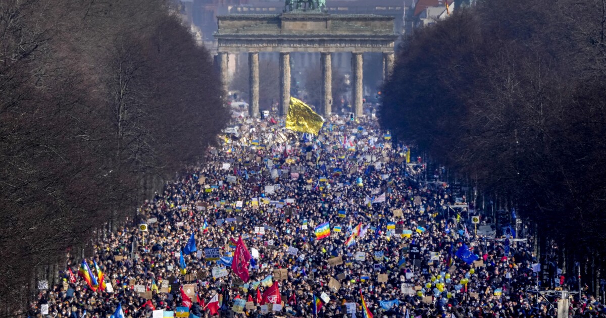 Deutschland zerstreut die Befürchtungen nach dem Zweiten Weltkrieg, um die Verteidigung der Ukraine gegen Russland zu unterstützen Deutschland zerstreut die Befürchtungen nach dem Zweiten Weltkrieg, um die Verteidigung der Ukraine gegen Russland zu unterstützen