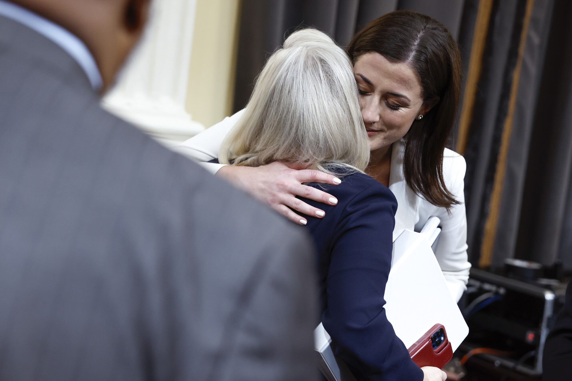 Hutchinson abraza a la representante de EE. UU. Liz Cheney (R-WY) después de testificar durante la sexta audiencia del Comité Selecto de la Cámara 