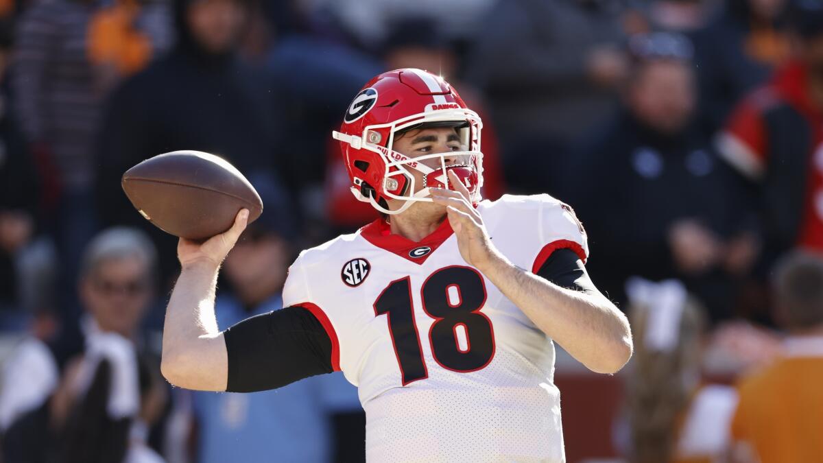 Quarterback Stetson Bennett announces 2022 return, JT Daniels enters  transfer portal, Georgia Sports