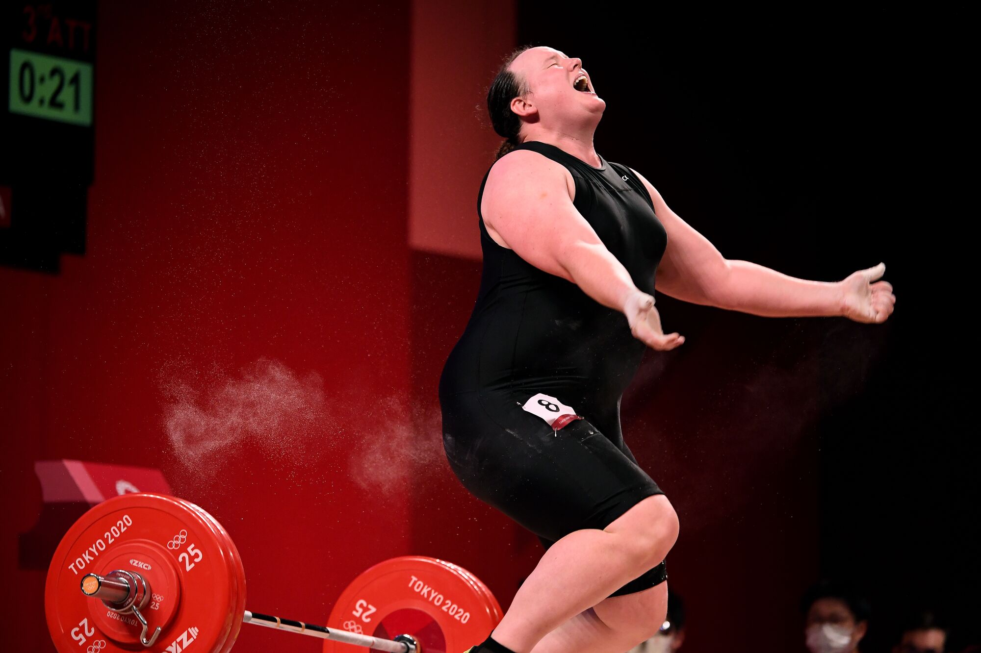 New Zealand's Laurel Hubbard can't make the lift on her final try in the women's 87kg weightlifting final.