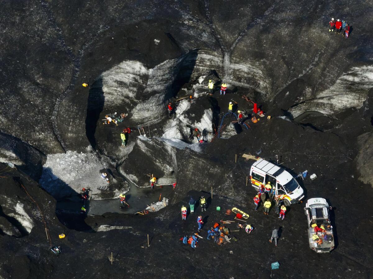 Los cuerpos de rescate tras desplomarse una cueva de hielo en el glaciar Breidamerkurjokull