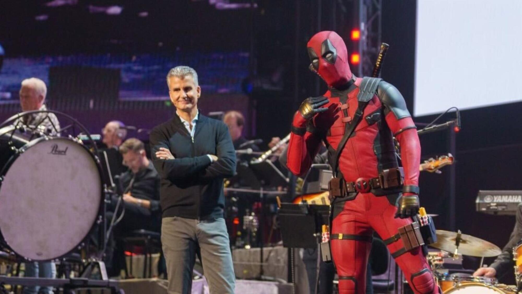 El presidente de Disney Experiences, Josh D'Amaro, junto a Deadpool protagonizaron divertos momentos en la velada del sábado.