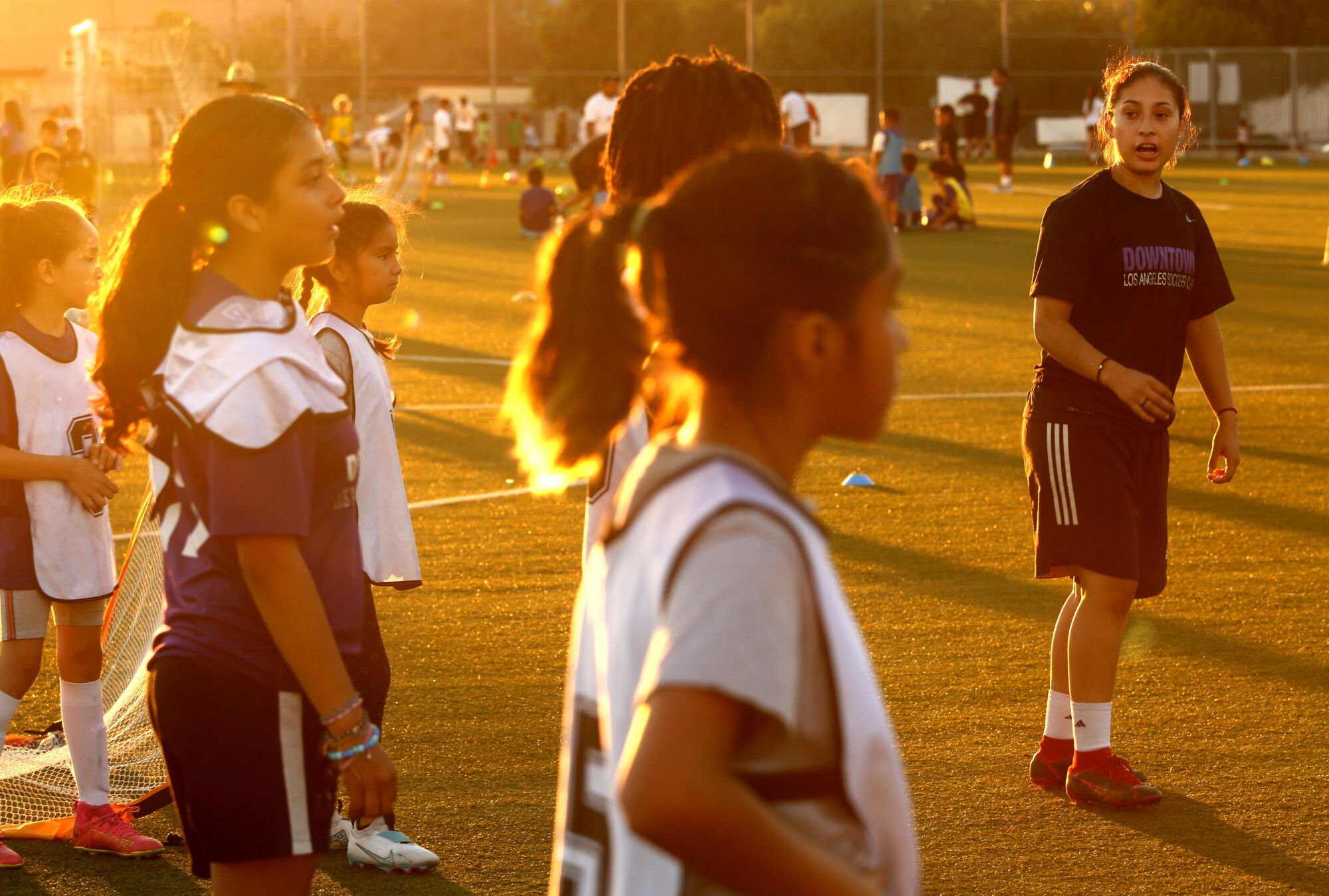 Nayelli Barahona, John Leichty Ortaokulunda Downtown LA Futbol Kulübü ile gençlere koçluk yapıyor 