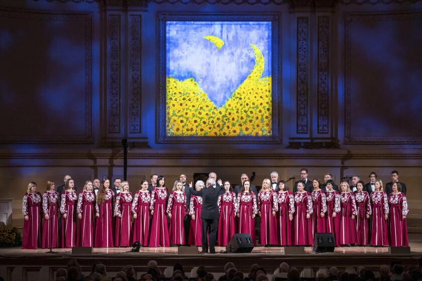 En esta imagen proporcionada por el Carnegie Hall un número musical de un concierto benéfico para los esfuerzos humanitarios en Ucrania en el Carnegie Hall en Nueva York el 23 de mayo de 2022. El concierto recaudó 360.000 dólares. (Chris Lee/Carnegie Hall via AP)