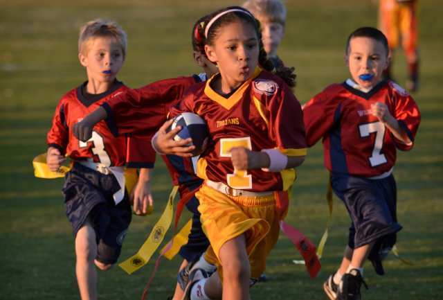 Layla Cash (7) of the USC Trojans runs for a touchdown on the first play of the game.
