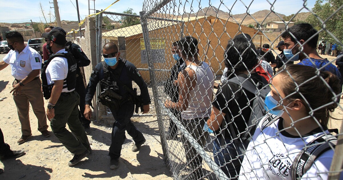 Rescatan en México a 140 migrantes secuestrados cerca de la frontera con EEUU - Los Angeles Times
