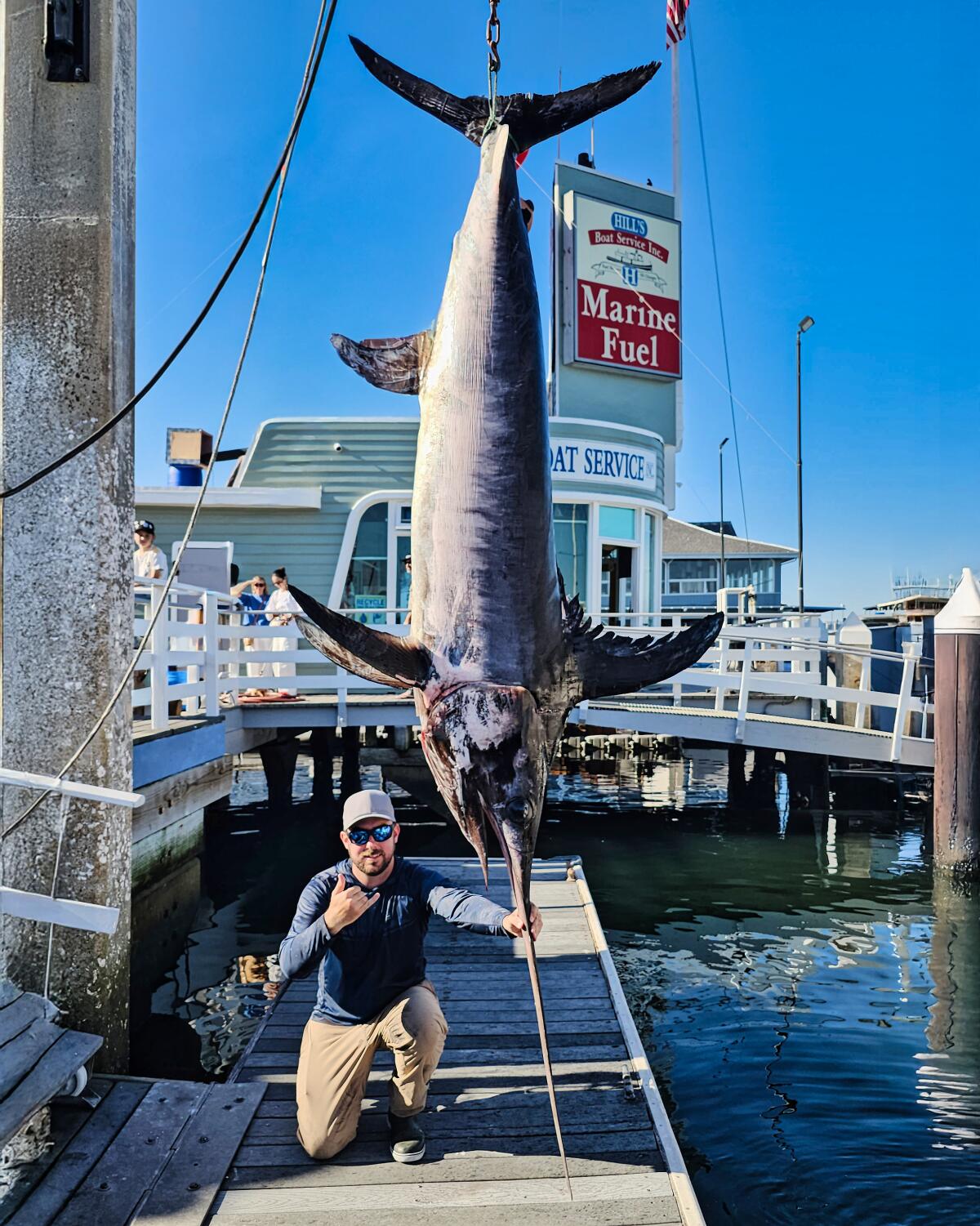 Житель Коста-Месы Деян Йованович с пойманной им в прошлую субботу у побережья Ньюпорт-Бич рыбой-меч.