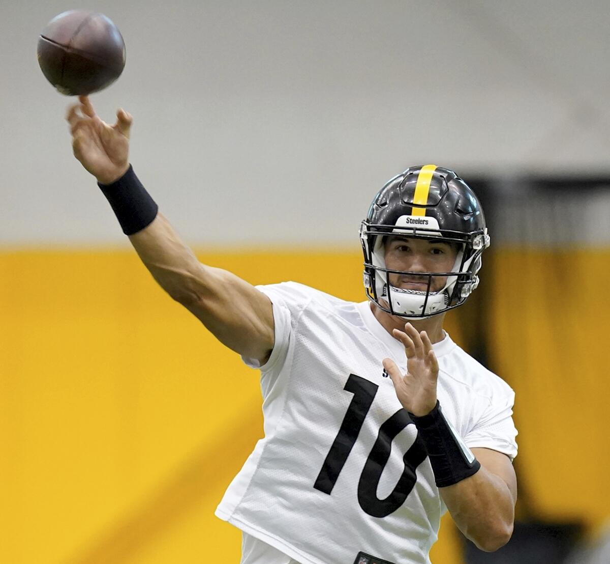 Pittsburgh Steelers quarterback Mitch Trubisky throws during NFL football practice Tuesday, Aug. 30, 2022, in Pittsburgh. (Matt Freed/Pittsburgh Post-Gazette via AP)