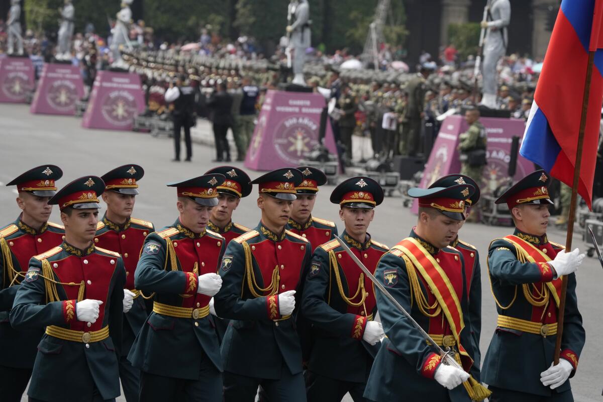 Un contingente de militares rusos participa en el desfile militar anual por el Día de la Independencia 
