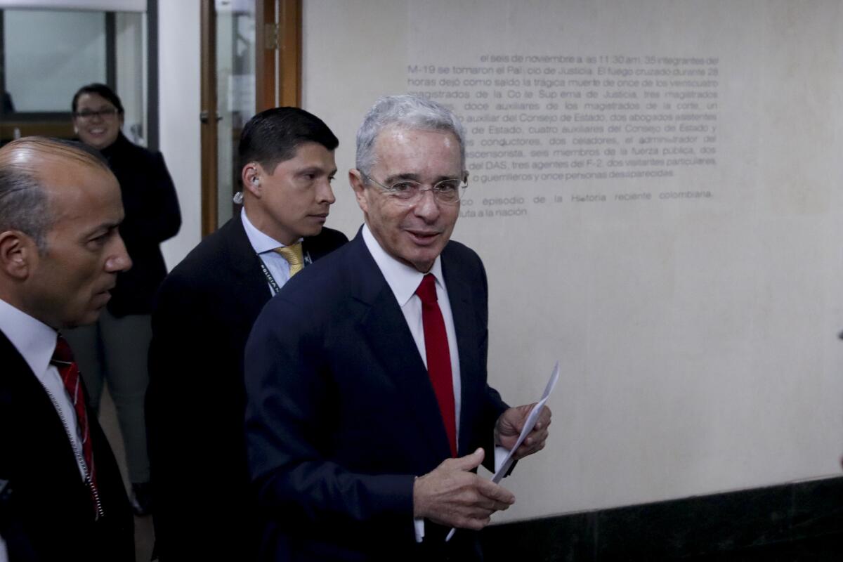ARCHIVO - El senador y expresidente Álvaro Uribe llega a la Corte Suprema para ser interrogado en una investigación 