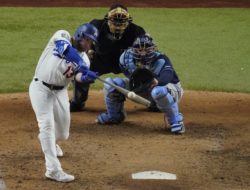 Max Muncy hits a run-scoring double in the sixth inning for the Dodgers.