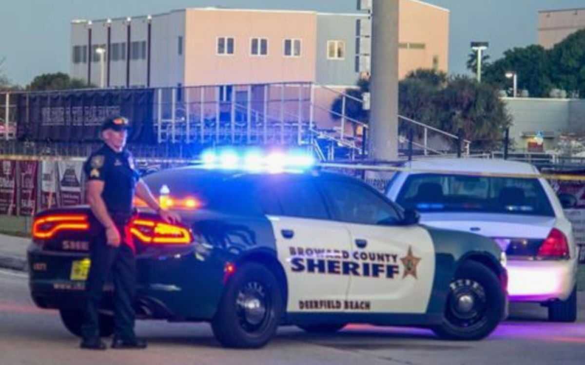 Oficiales de la policía hacen guardia tras el tiroteo registrado el miércoles 14 de febrero de 2018, en la escuela secundaria Marjory Stoneman Douglas de la ciudad de Parkland, en el sureste de Florida (Estados Unidos). EFE/Giorgio Viera/Archivo