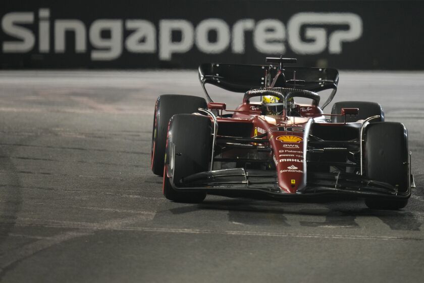 El monegasco Charles Leclerc conduce su Ferrari durante la sesión de práctica para el Gran Premio de Singapur en el circuito Marina Bay en Singapur, 30 de setiembre de 2022. Leclerc ganó la pole para la carrera del domingo 2 de octubre de 2022. (AP Foto/Vincent Thian)