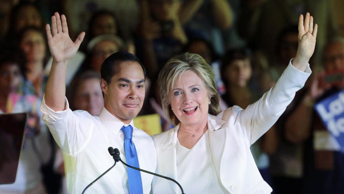 Hillary Clinton, derecha, junto con el secretario de Vivienda y Desarrollo Urbano, Julián Castro, luego de ser presentada durante un acto de campaña en San Antonio.