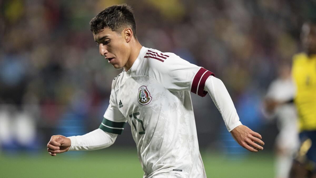 Mexico midfielder Alejandro Zendejas (15) 