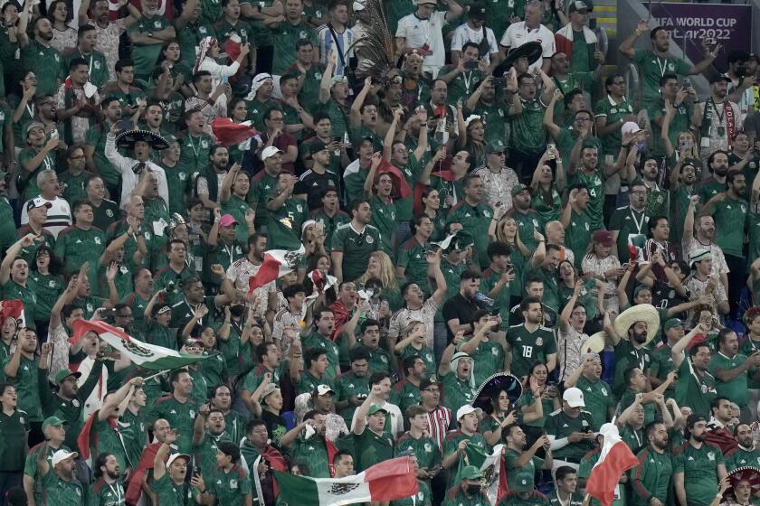 ARCHIVO - Hinchas de México durante el partido contra Polonia en la Copa Mundual, el martes 22 de noviembre de 2022, en Doha, Qatar. (AP Foto/Moisés Castillo)