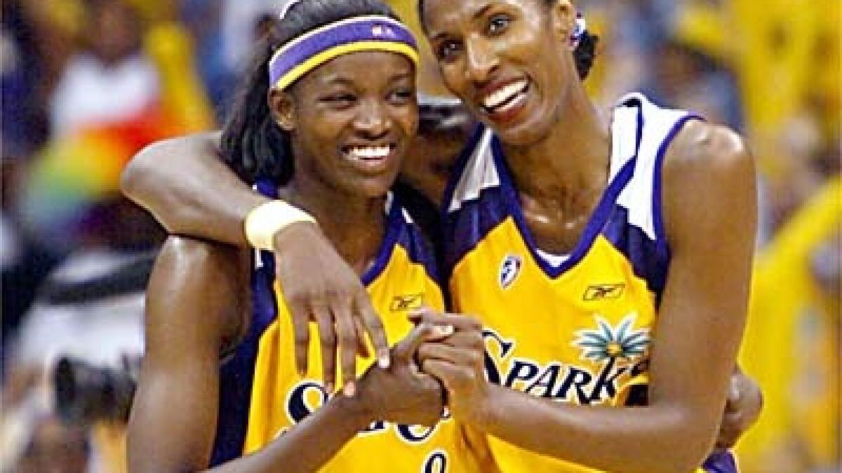 Expect A STAPLES Statue for WNBA Great Lisa Leslie - BasketballBuzz