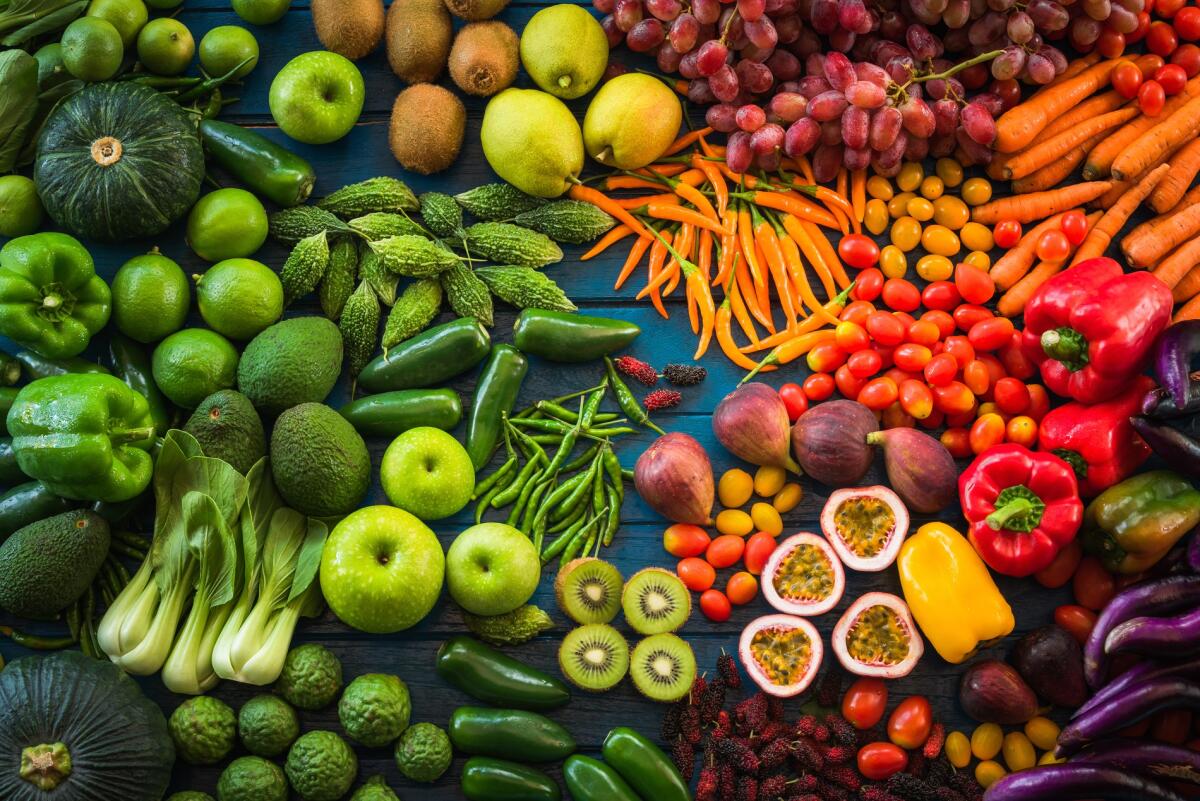 Las frutas y verduras frescas son más saludables que las comidas enlatadas o congeladas.