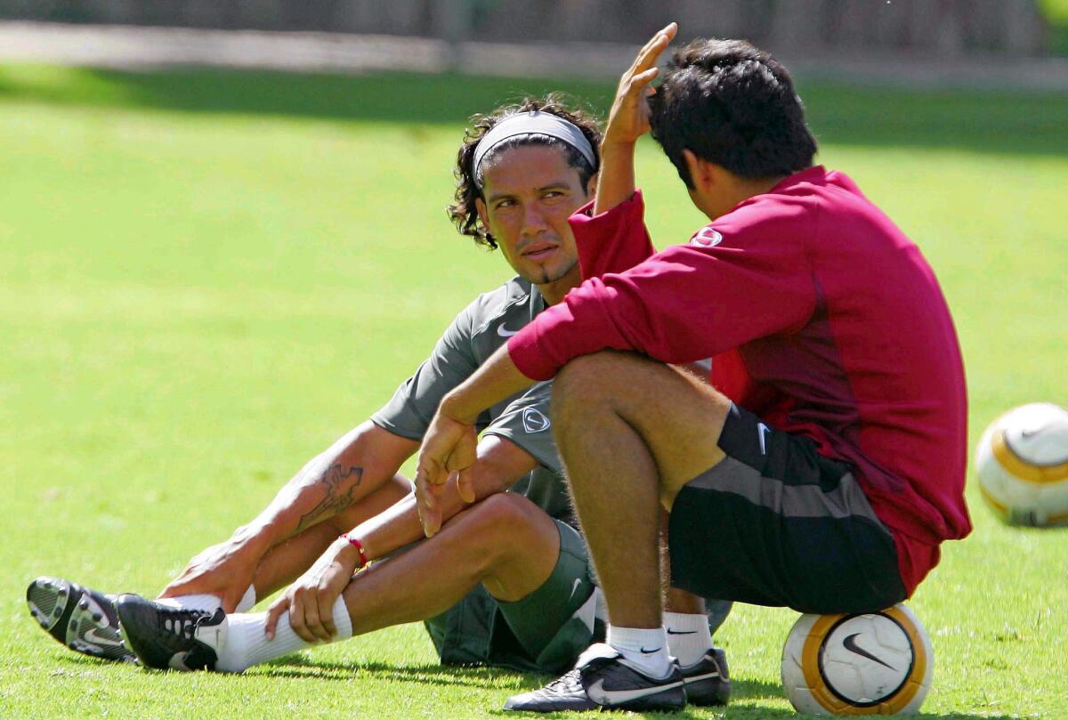 Jesus Arellano (I) habla con Jorge Campos, asistente del entrenador Ricardo Lavolpe, durante el entrenamiento de la seleccion mexicana del 10 de agosto de 2005 en ciudad de Mexico. El combinado mexicano se enfrentara a Costa Rica el proximo 17 de agosto en partido de eliminatorias para el mundial de futbol de 2006.